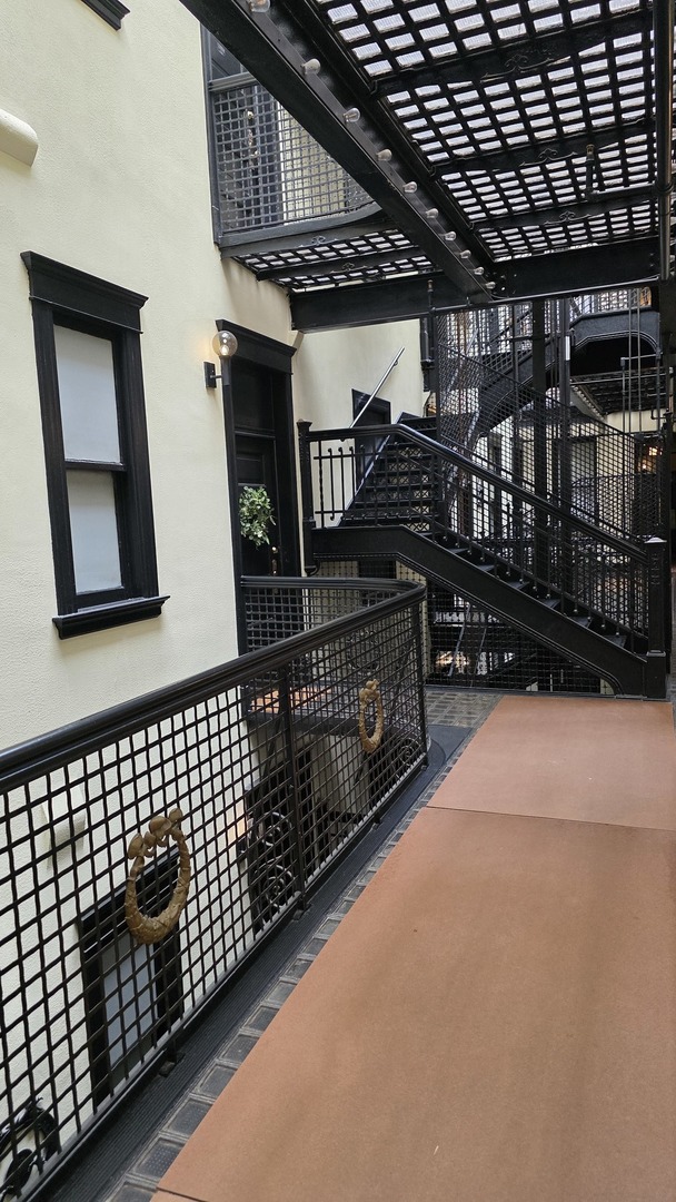 2800 N Pine Grove Avenue Unit: 7F