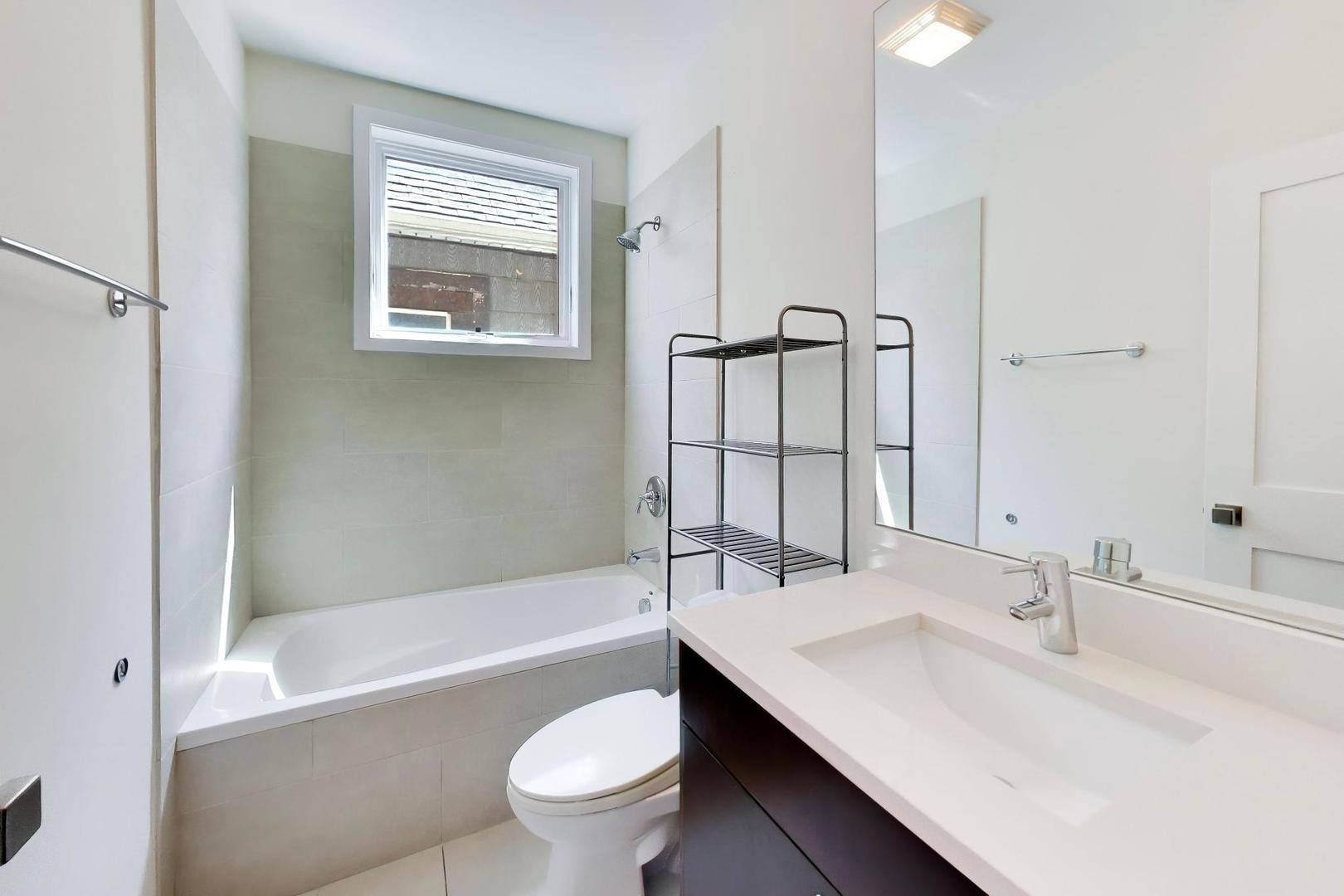 3045 N CLYBOURN Avenue Unit: 2