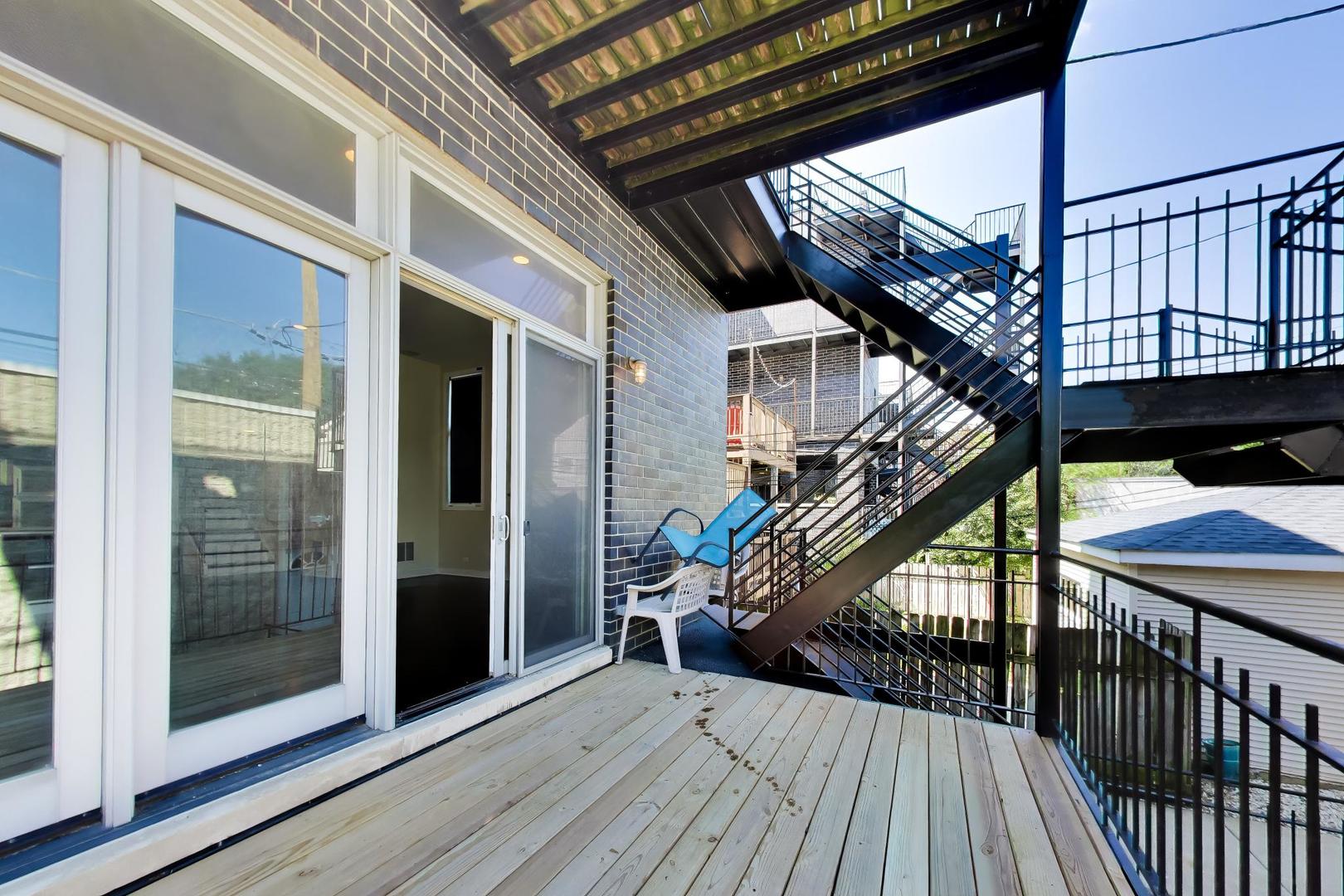 3045 N CLYBOURN Avenue Unit: 2