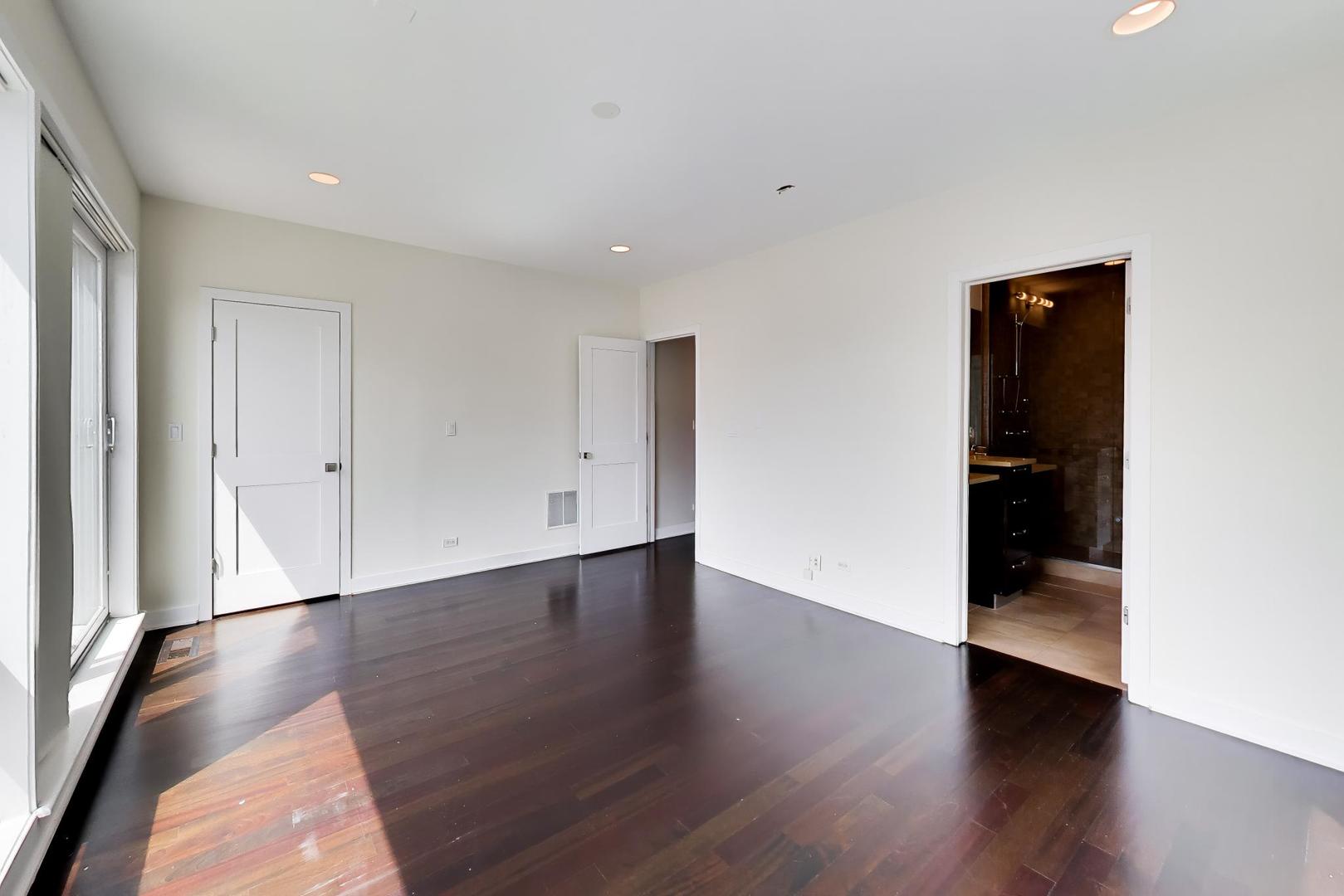 3045 N CLYBOURN Avenue Unit: 2