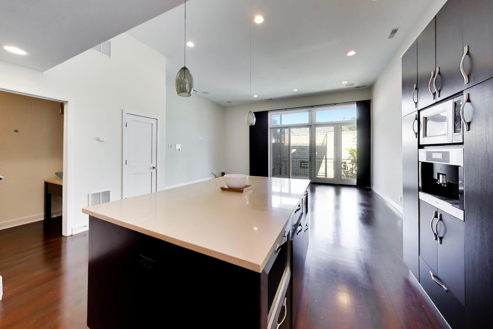 3045 N CLYBOURN Avenue Unit: 2