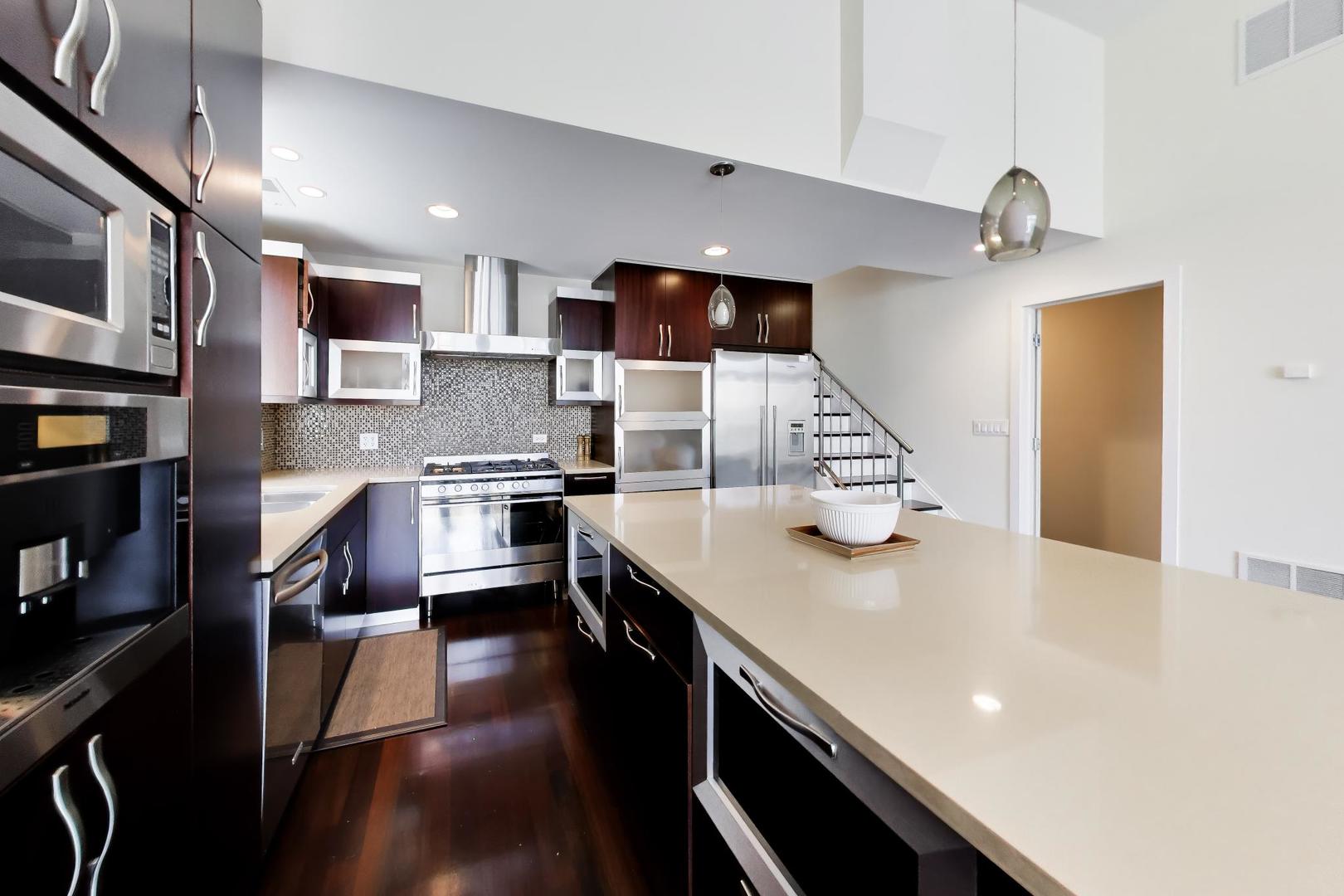 3045 N CLYBOURN Avenue Unit: 2
