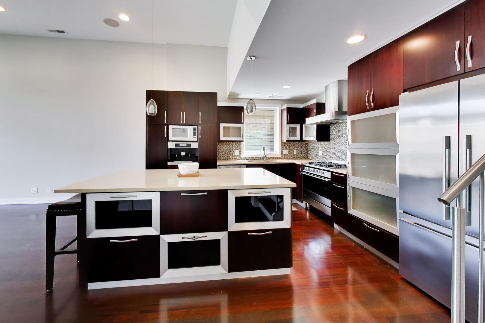 3045 N CLYBOURN Avenue Unit: 2