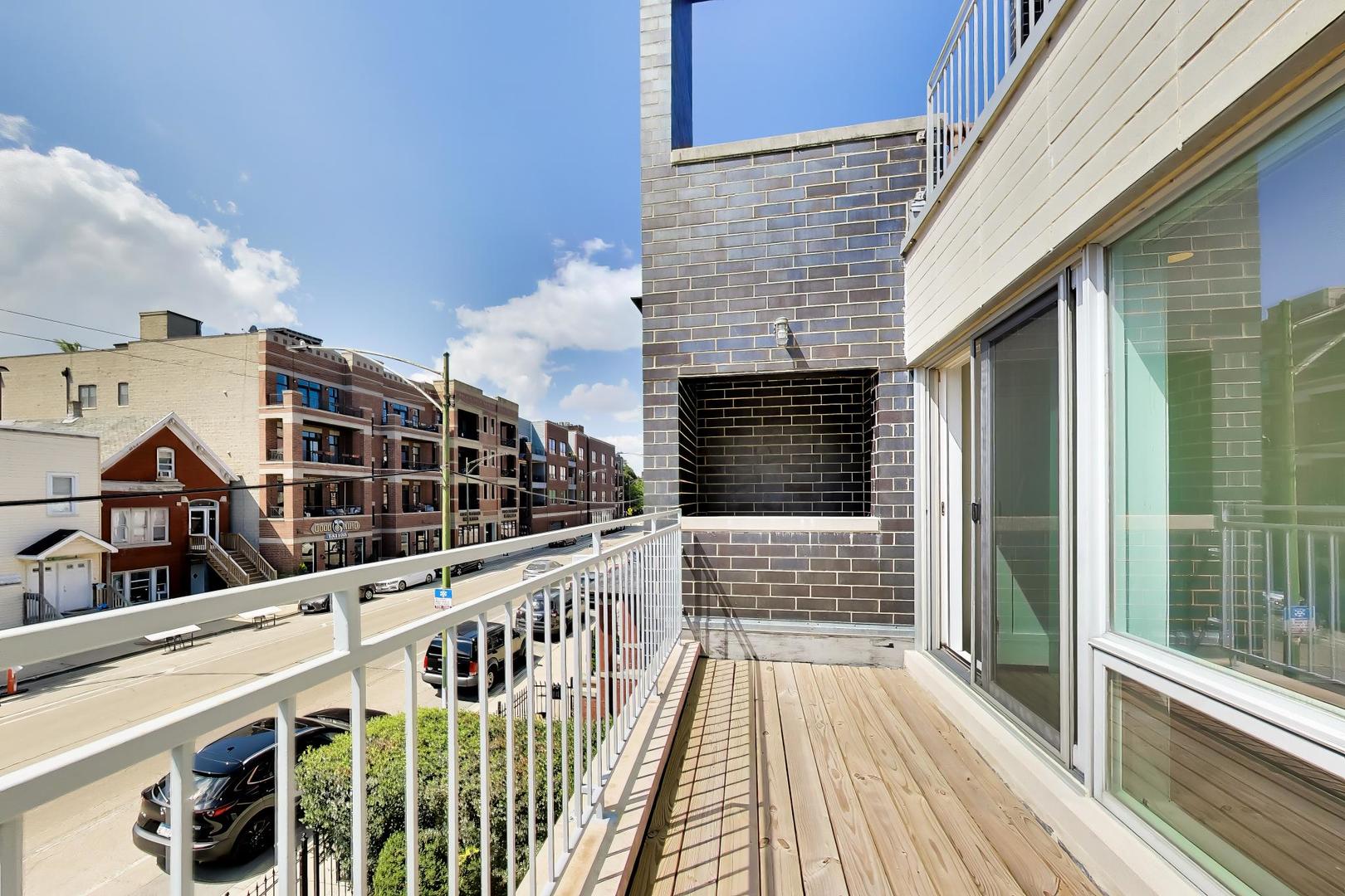 3045 N CLYBOURN Avenue Unit: 2