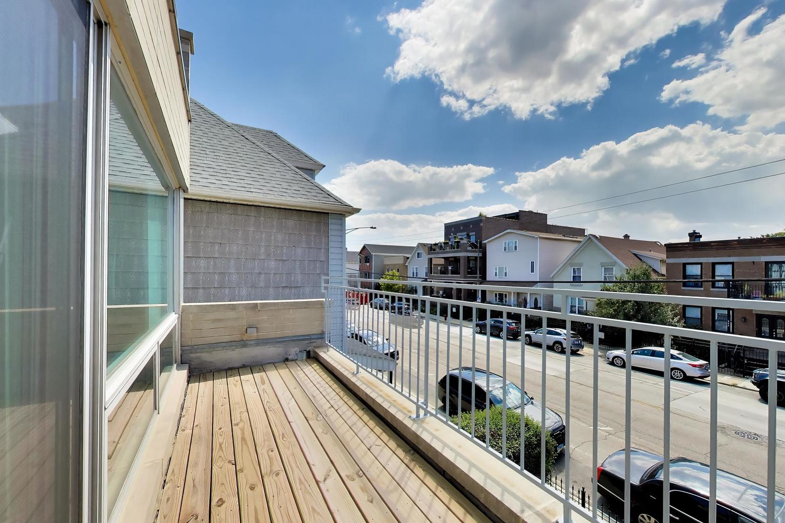 3045 N CLYBOURN Avenue Unit: 2