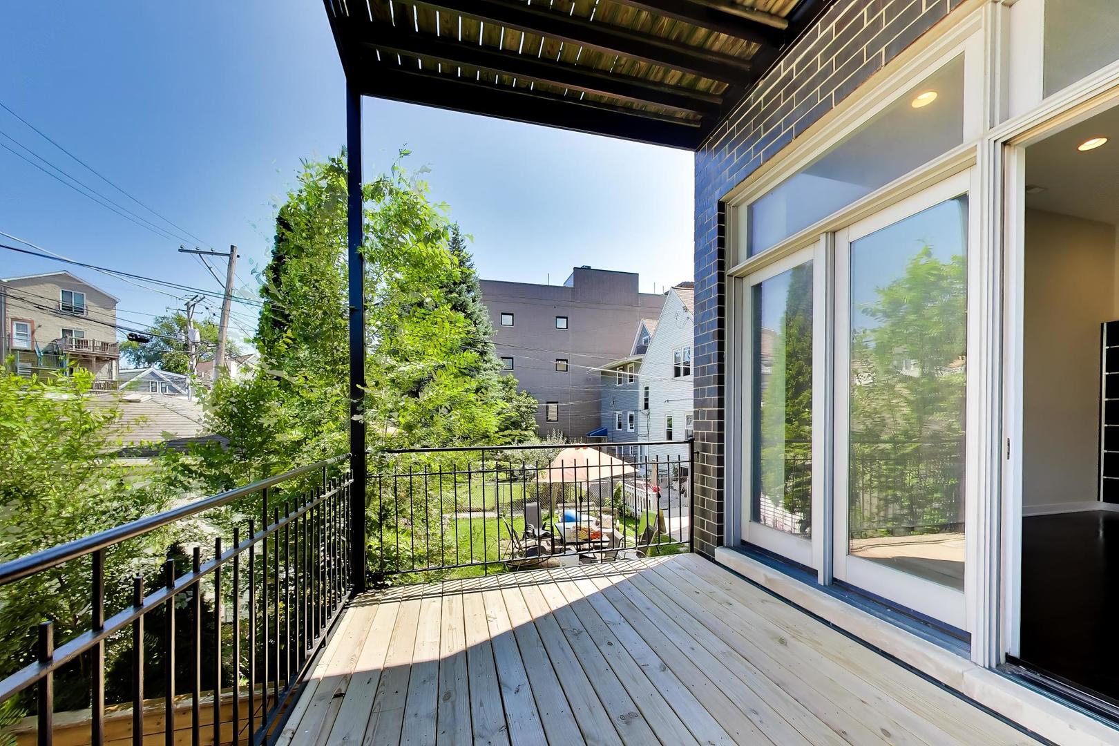 3045 N CLYBOURN Avenue Unit: 2
