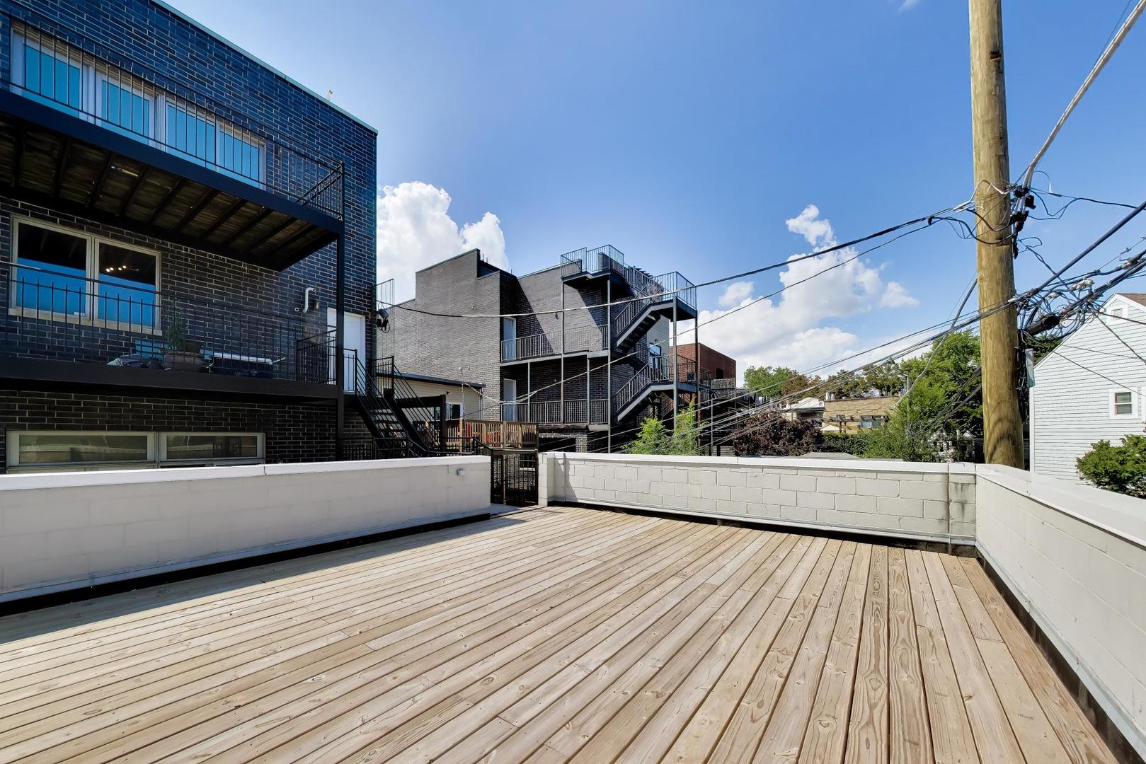 3045 N CLYBOURN Avenue Unit: 2