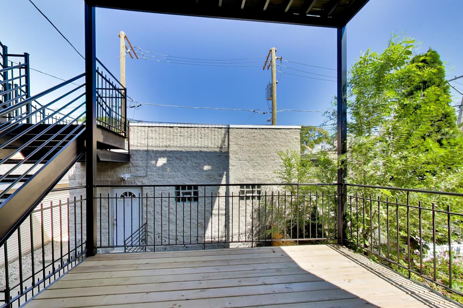 3045 N CLYBOURN Avenue Unit: 2