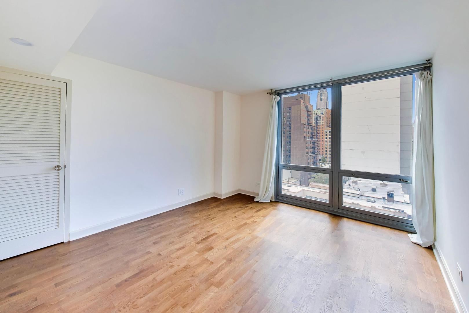 21 W Goethe Street Unit: 10L