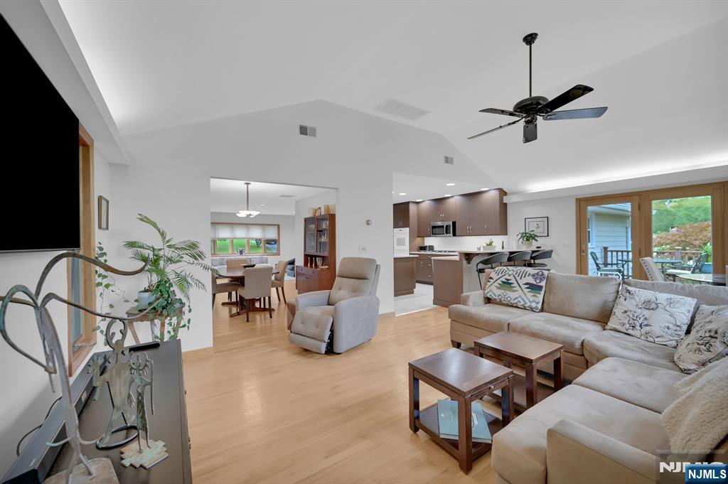 6 Queen Court