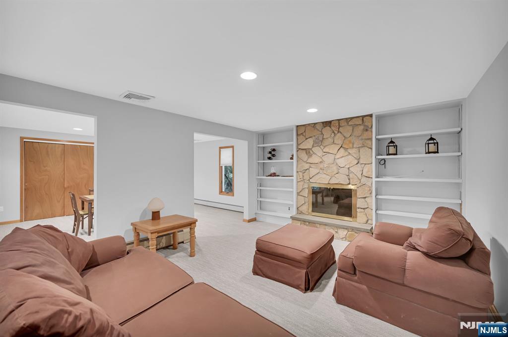 6 Queen Court