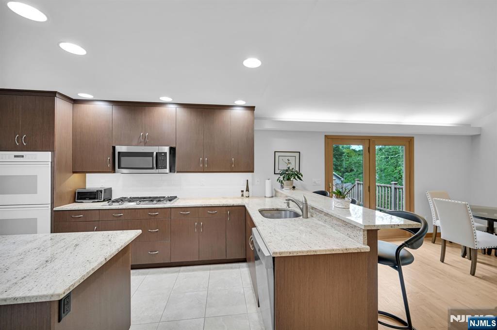 6 Queen Court
