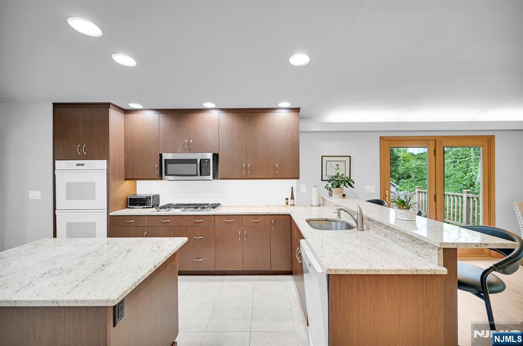6 Queen Court