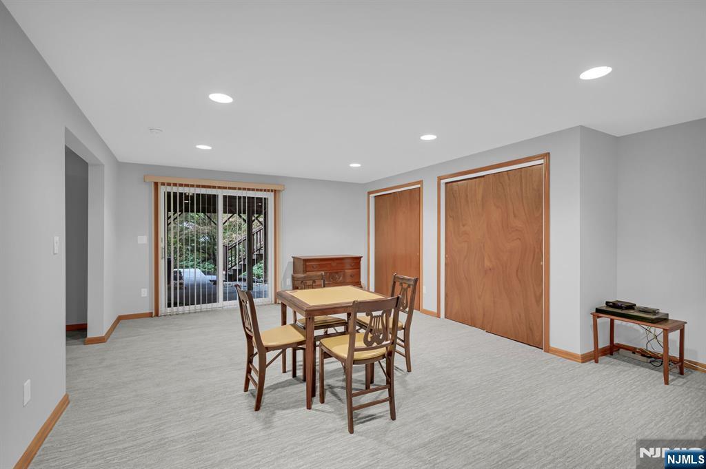 6 Queen Court