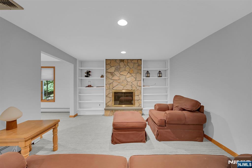 6 Queen Court