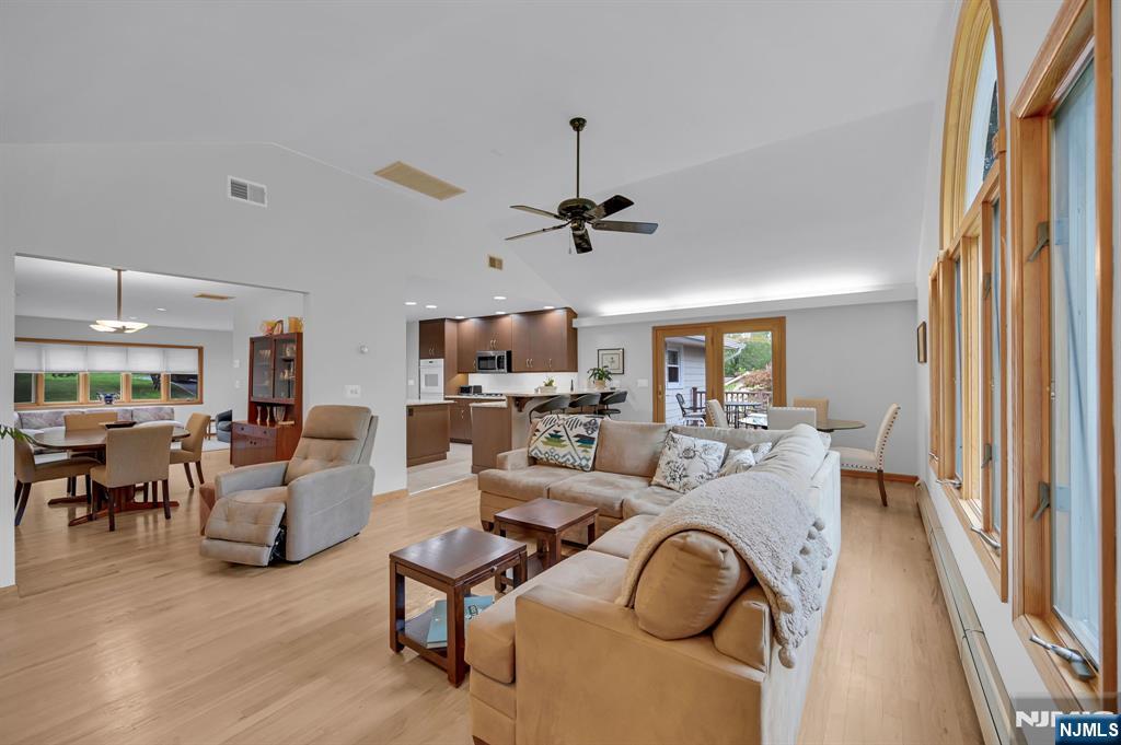 6 Queen Court