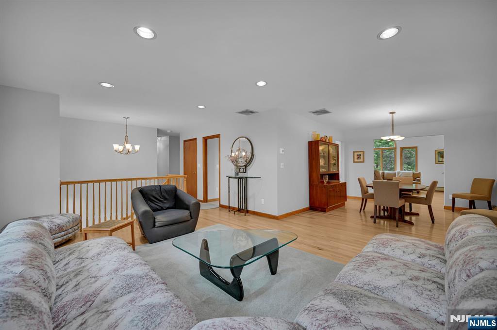 6 Queen Court