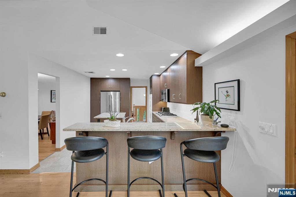 6 Queen Court