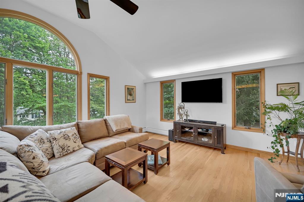 6 Queen Court