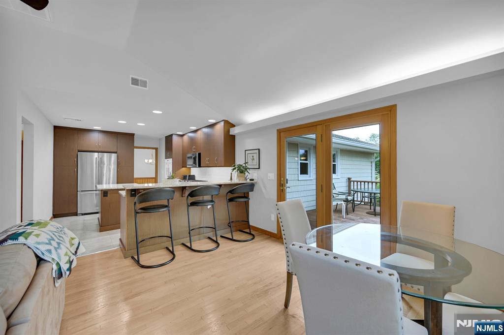 6 Queen Court