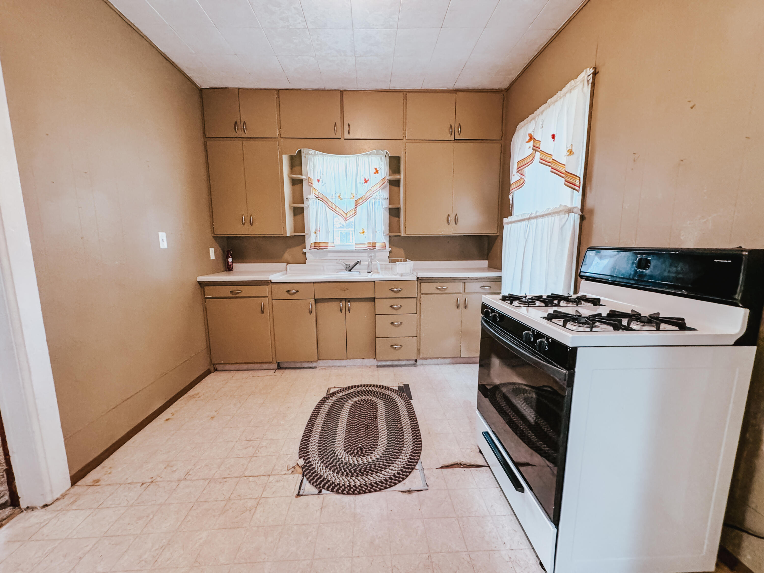 708 Simmons Ave SE
