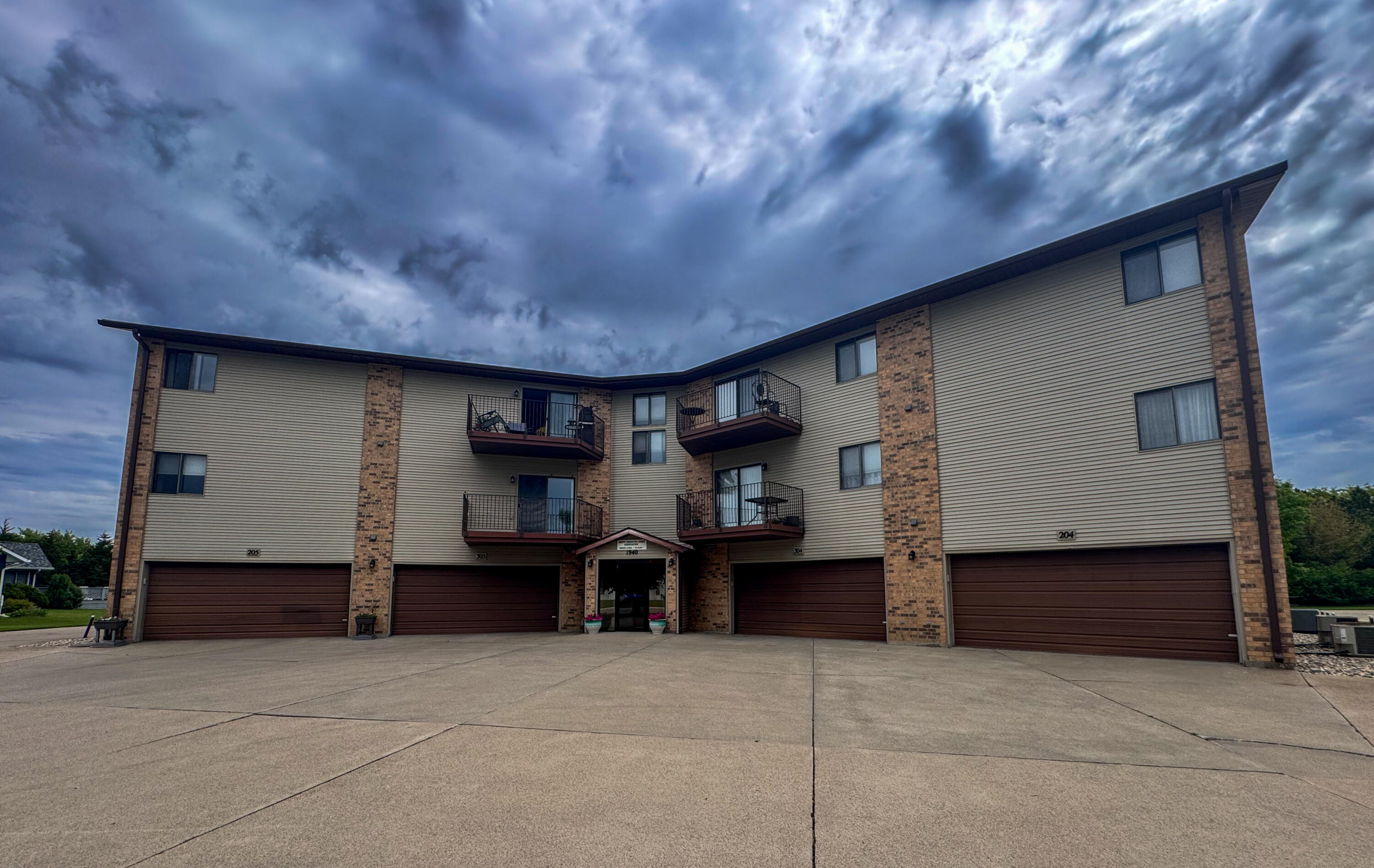 1940 Meadowlark Ln, 302