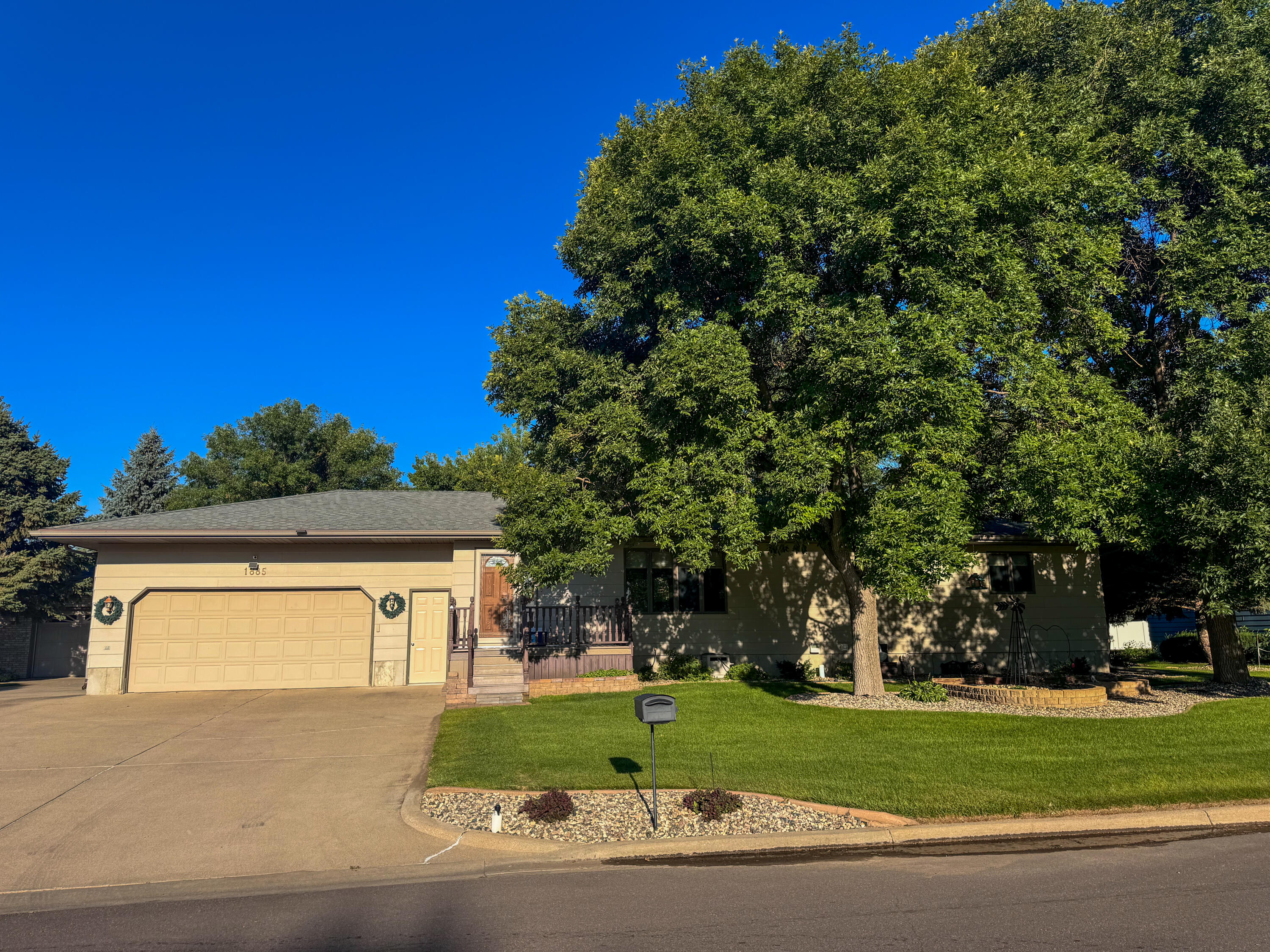 1885 Riverview Dr