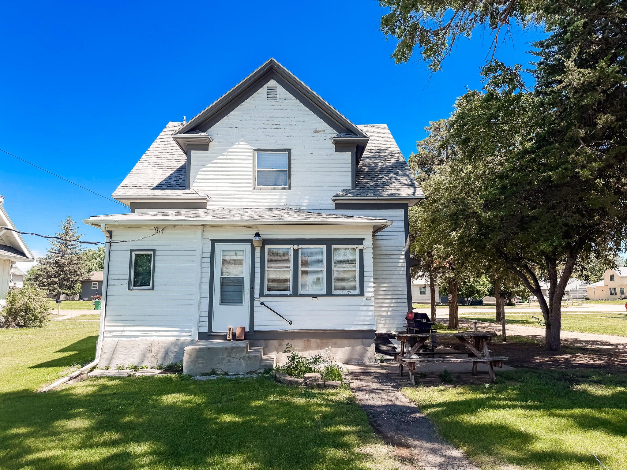 489 Commercial Ave