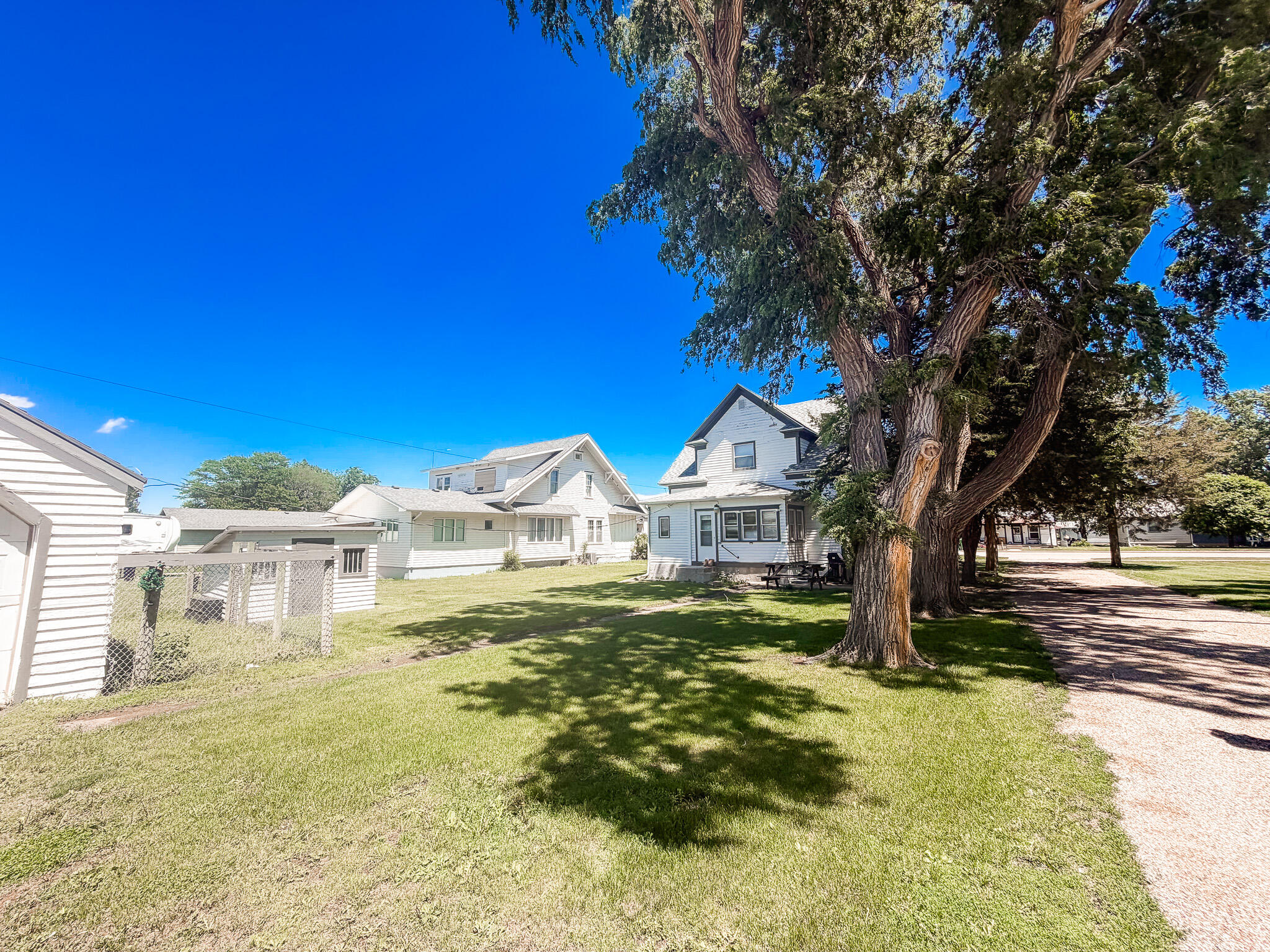 489 Commercial Ave
