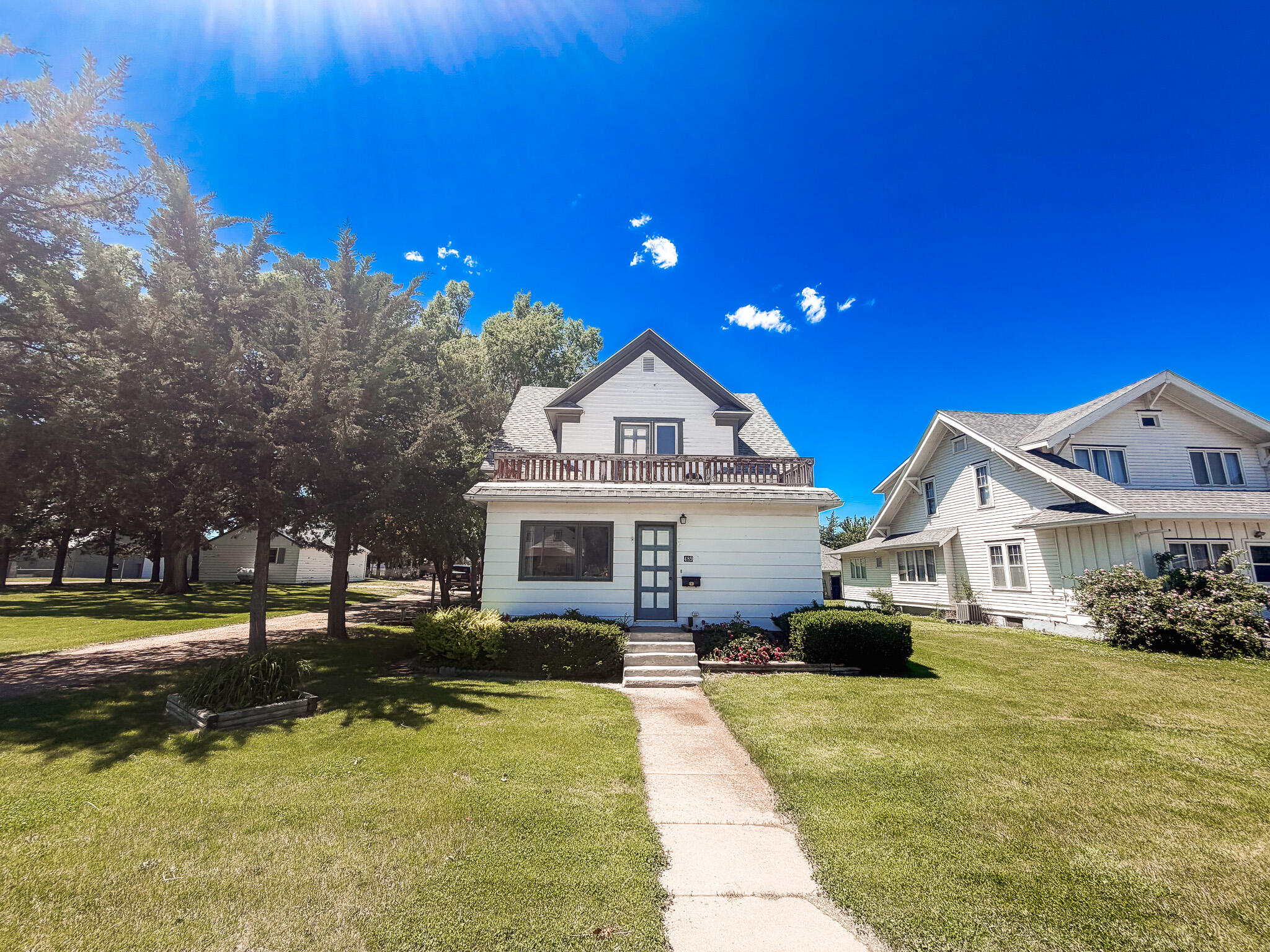 489 Commercial Ave