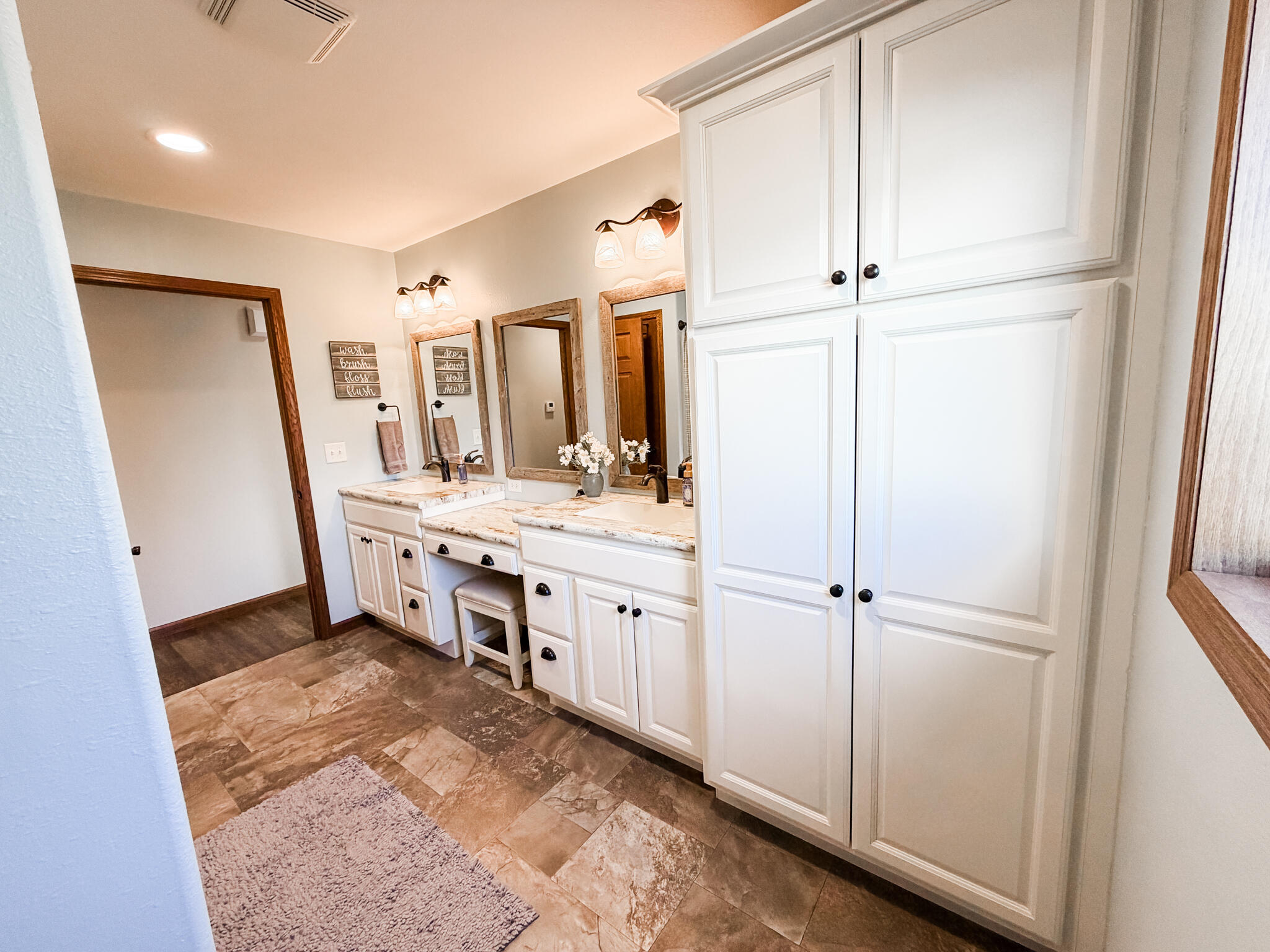 1270 S Frontier Dr S