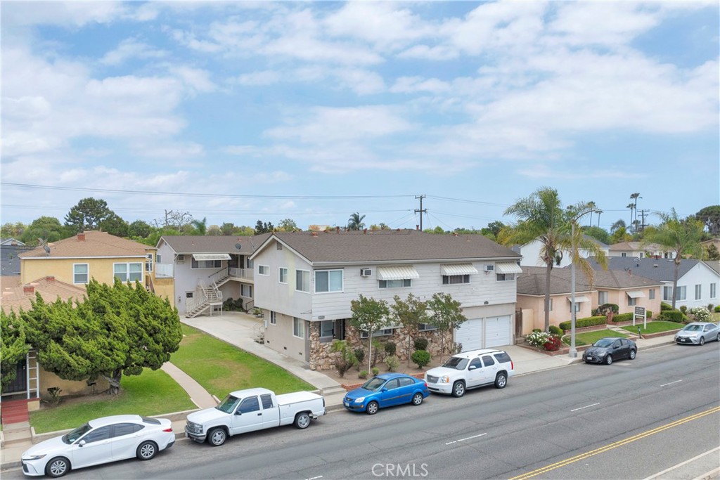 4426 N Lakewood Boulevard