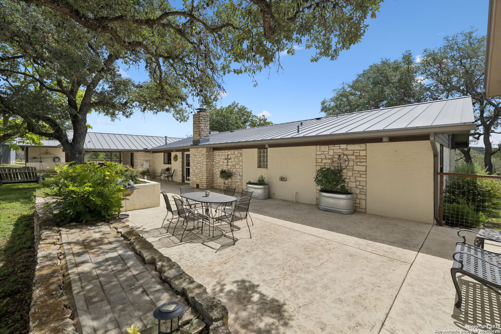 452 Stoneleigh Rd