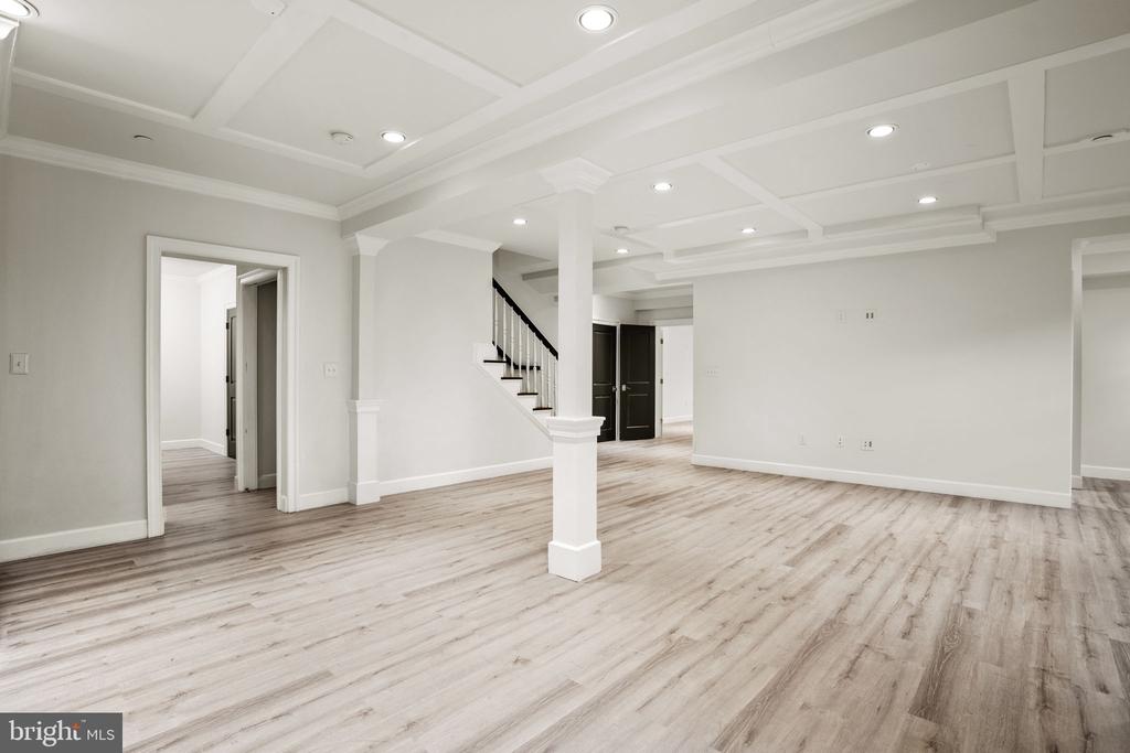 4220 Van Ness St NW