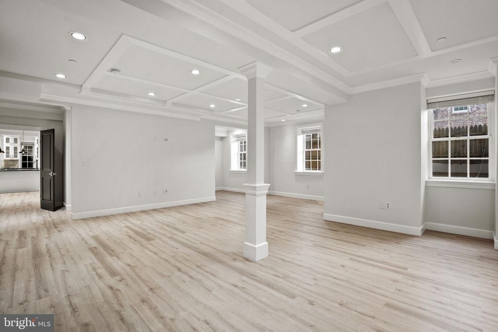 4220 Van Ness St NW