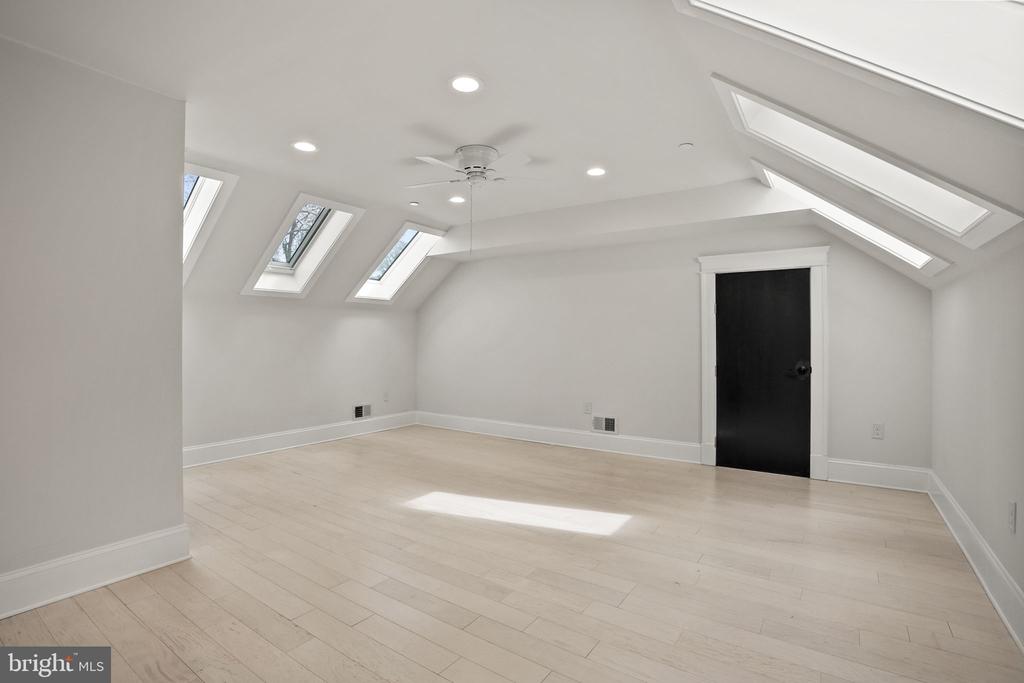 4220 Van Ness St NW