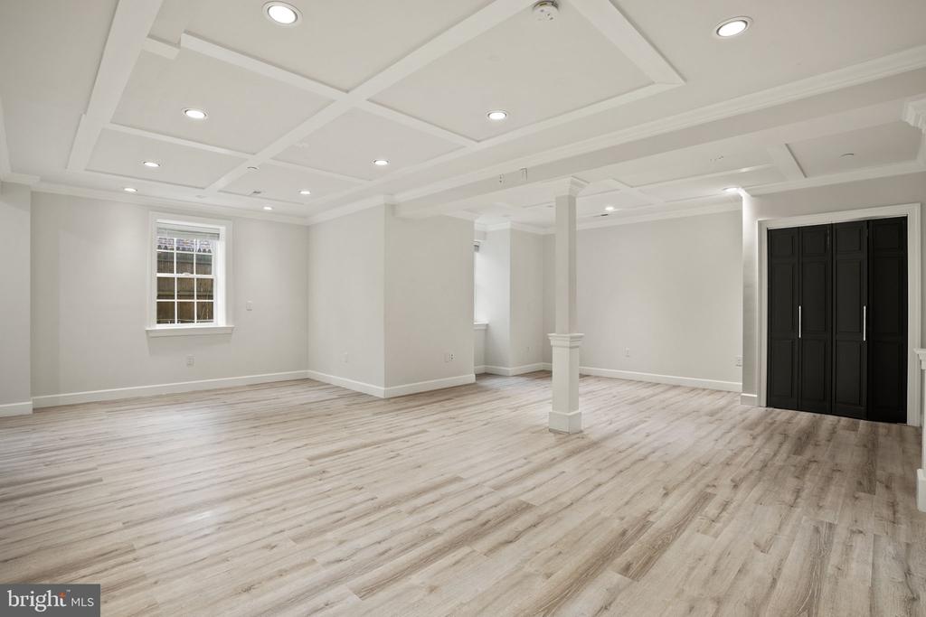 4220 Van Ness St NW