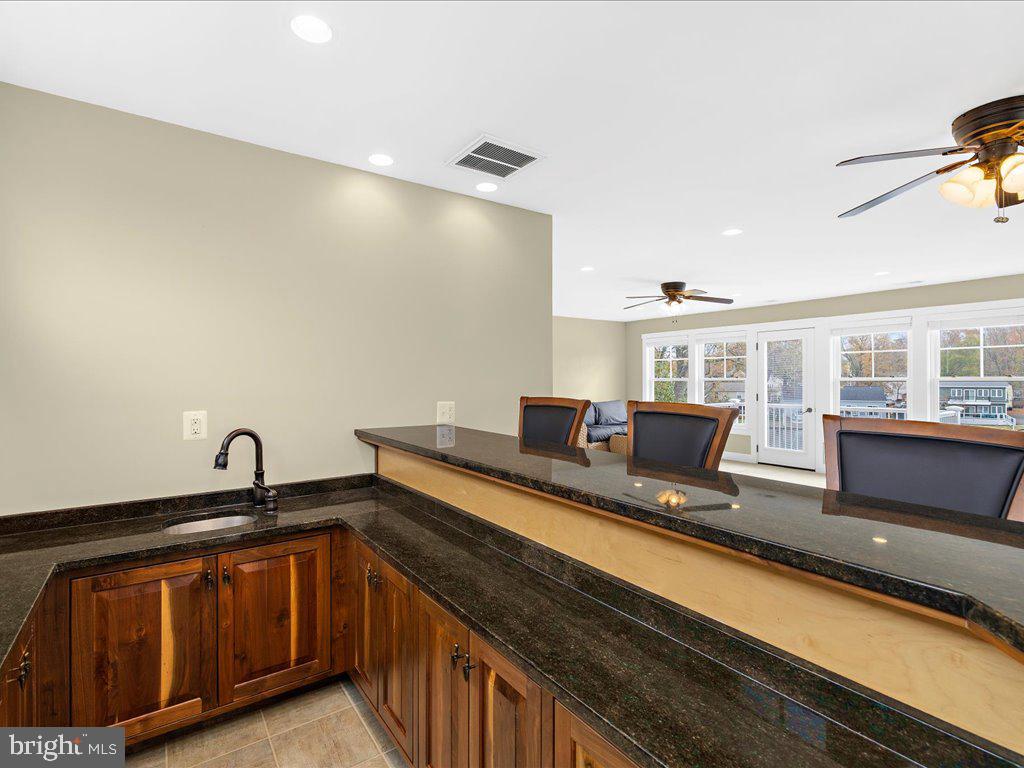 4923 Thomas Dr