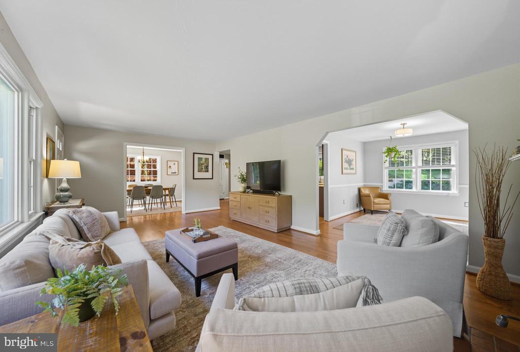 6515 OAKWOOD DRIVE