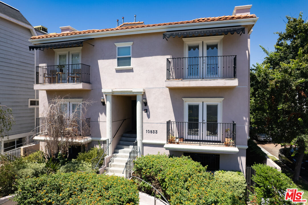 10835 Camarillo St