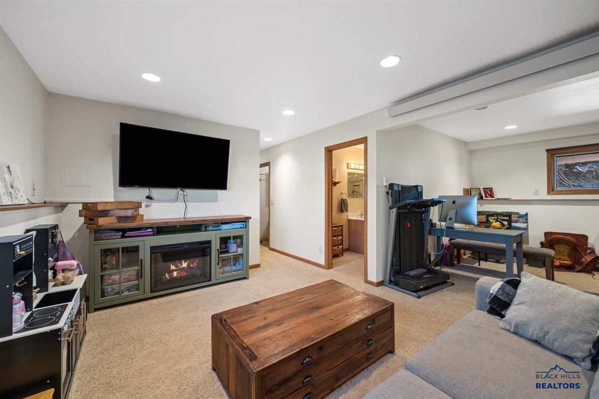 32 HORSESHOE LN