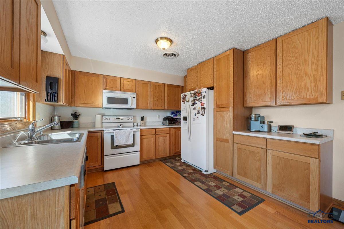 32 HORSESHOE LN