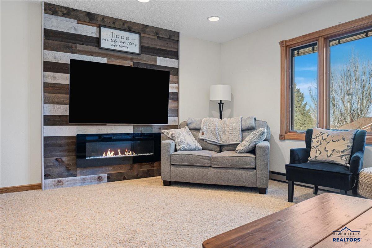 32 HORSESHOE LN