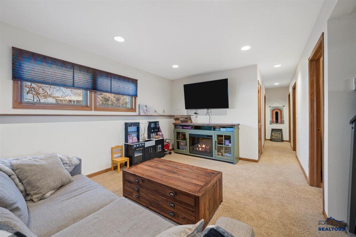 32 HORSESHOE LN