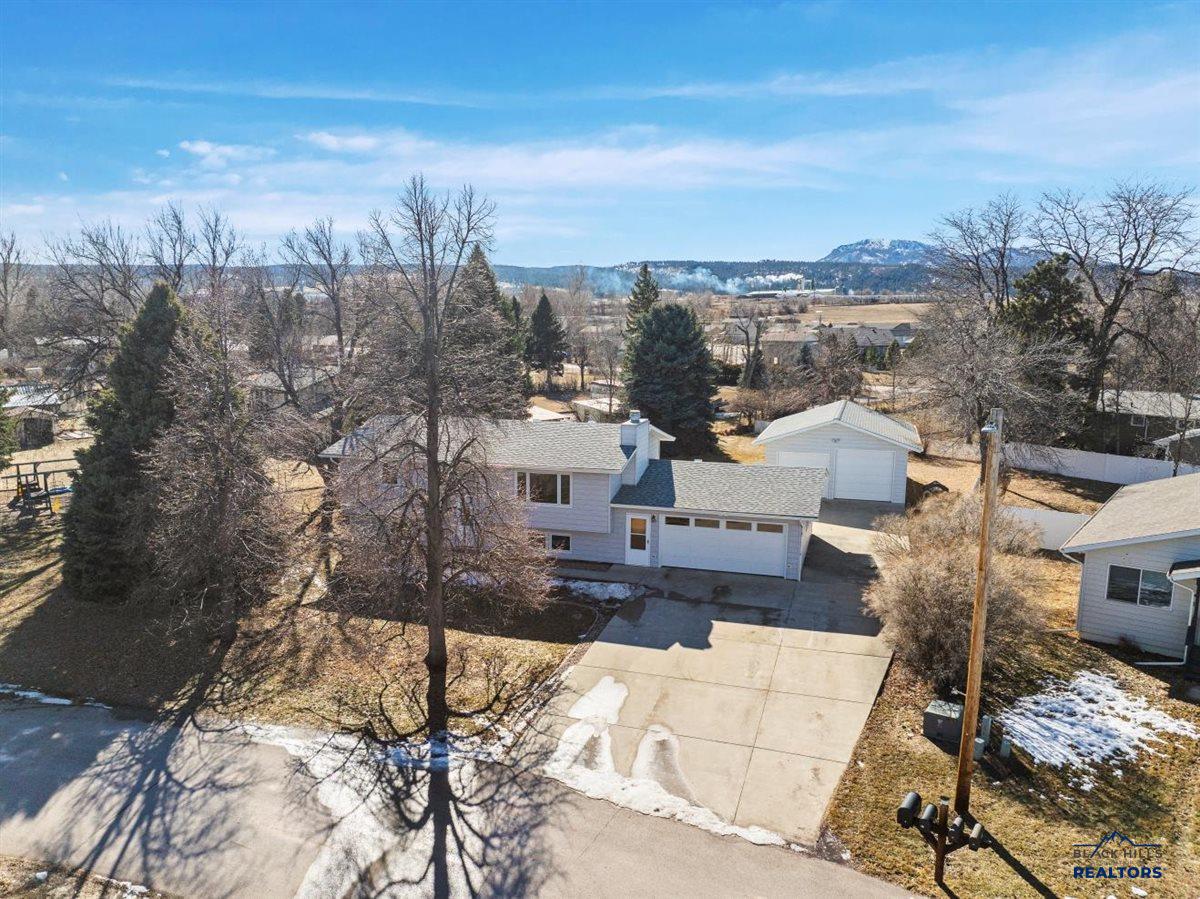 32 HORSESHOE LN