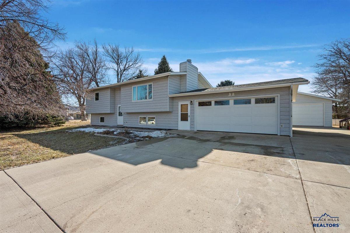 32 HORSESHOE LN