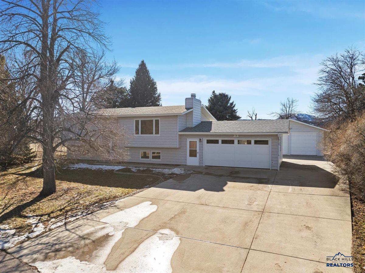 32 HORSESHOE LN