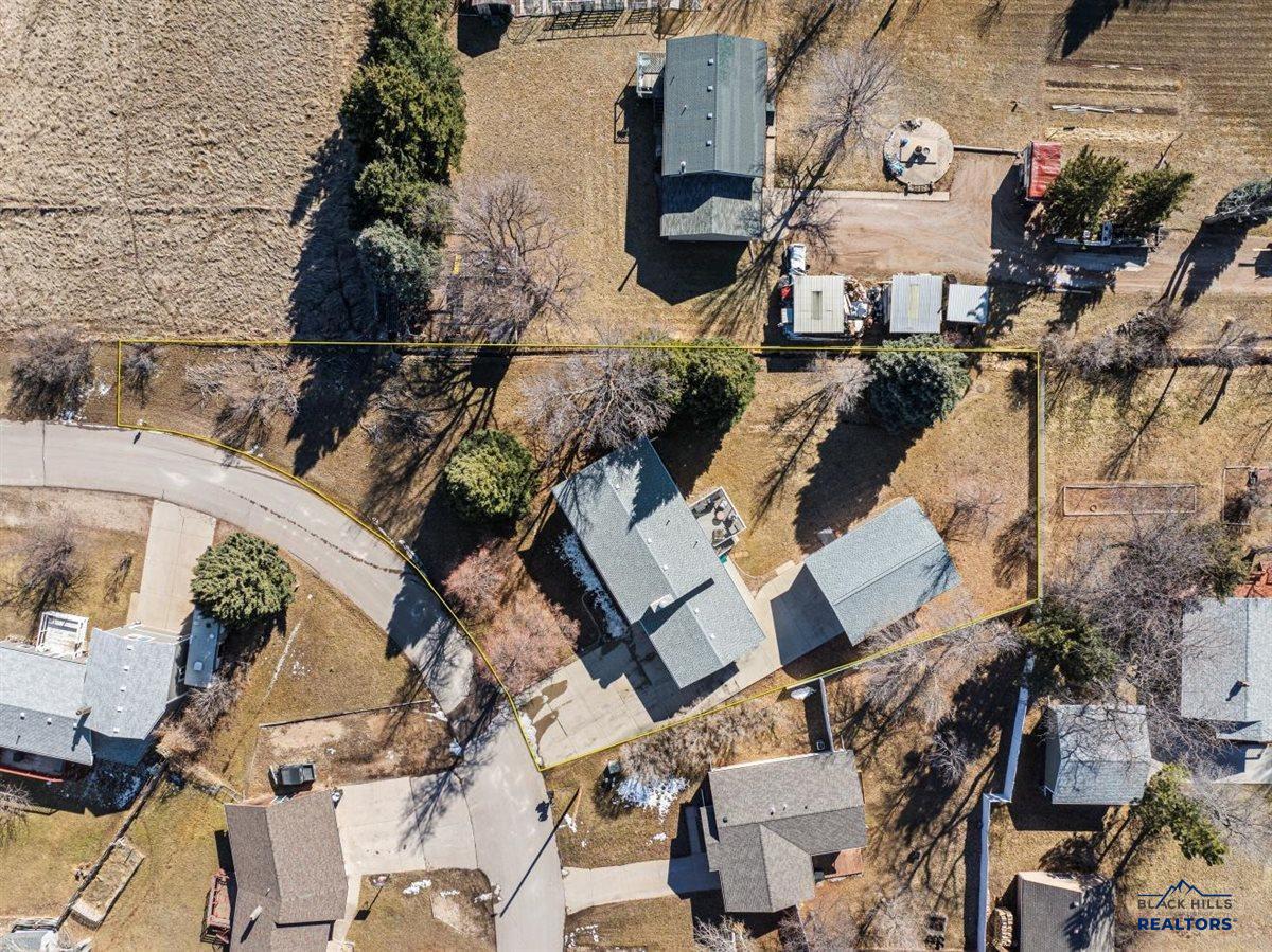 32 HORSESHOE LN
