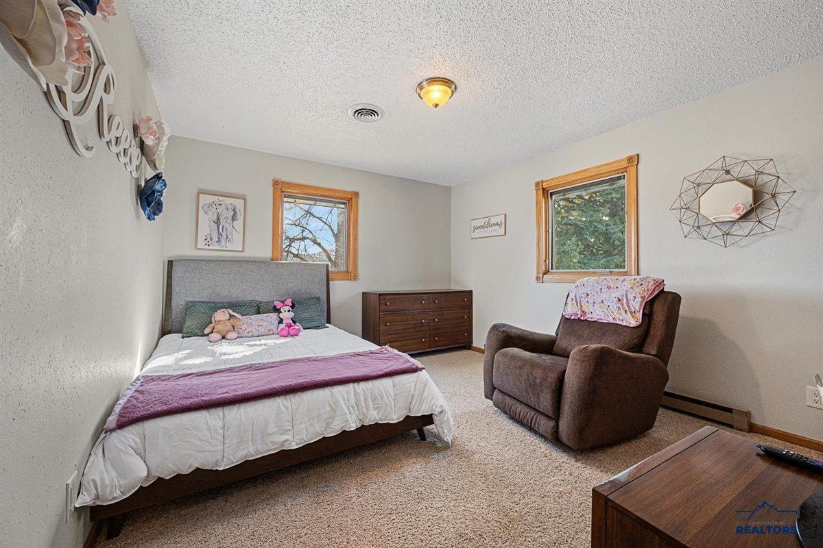 32 HORSESHOE LN