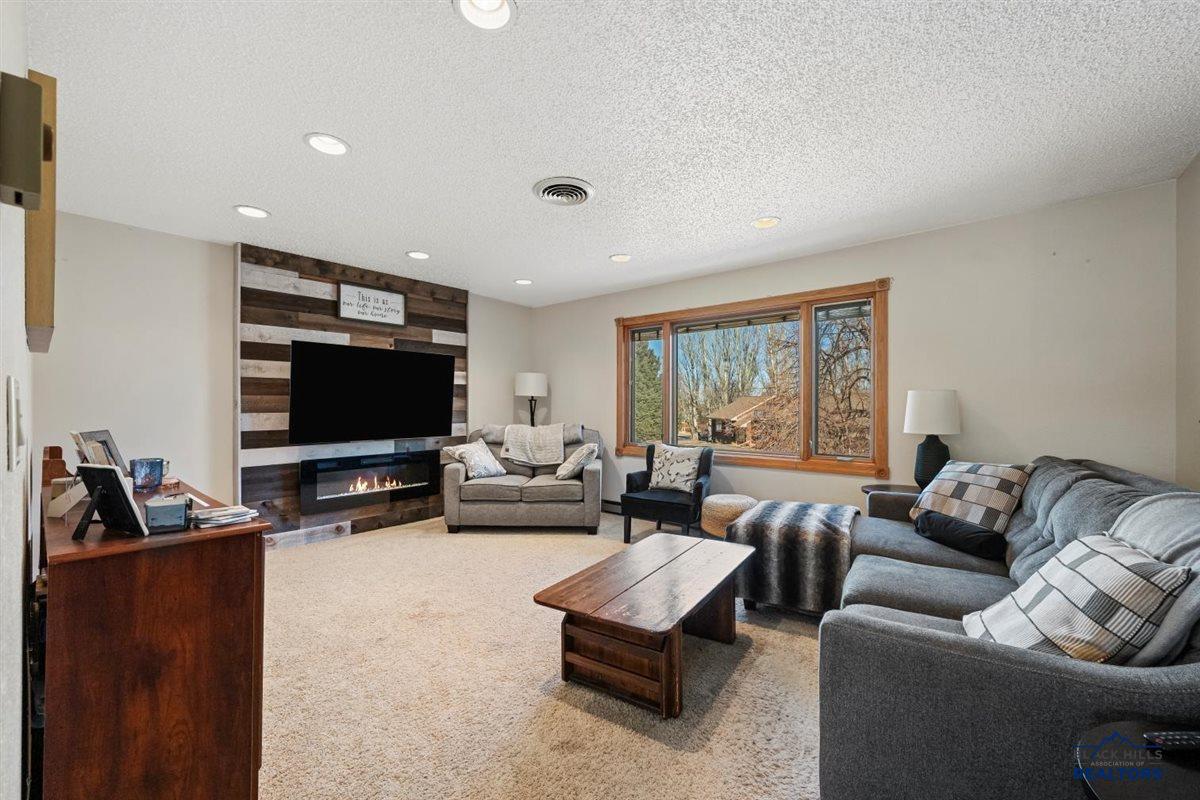 32 HORSESHOE LN